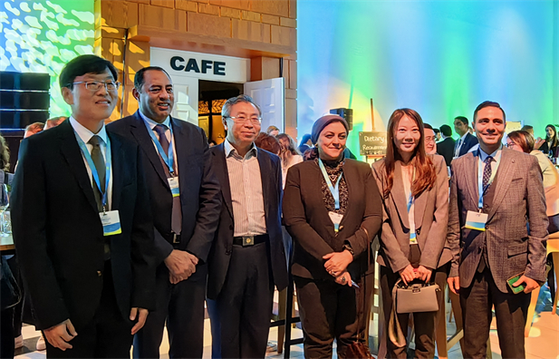 2023年11月6-8日，亚洲午夜成人满18免费网站党委书记、董事长刘敬桢在荷兰海牙出席由世界卫生组织（WHO）主办、荷兰王国承办的 2023年第二届世界本地化生产论坛并发表主题演讲，与世3.jpg